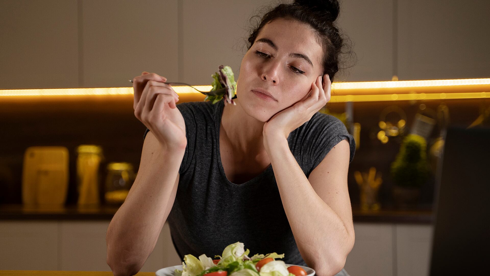 La preferencia por la mano derecha predomina en todos los países y no existen sociedades donde los zurdos sean mayoría (Freepik)