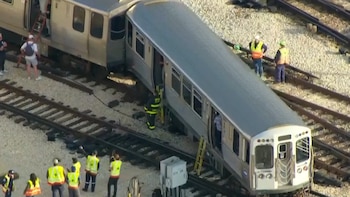 Un tren de la Línea Amarilla descarriló cerca de la terminal Howard, interrumpiendo el servicio en 3 líneas de la CTA