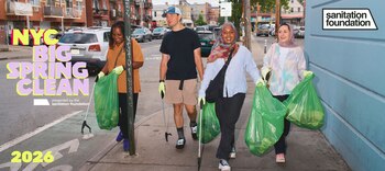 Voluntarios recorren calles de la ciudad recolectando residuos como parte de la campaña “NYC Big Spring Clean 2026”, una iniciativa que busca reforzar la limpieza urbana y fomentar la participación vecinal tras el invierno.