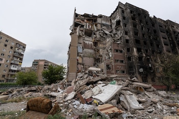 El centro de la localidad de Druzhkivka, en la región de Donetsk, muestra daños tras los recientes bombardeos rusos, en medio de los ataques cruzados que continúan golpeando el este de Ucrania (25 de julio de 2026, Iryna Rybakova/93.ª Brigada Mecanizada de Ucrania vía AP).