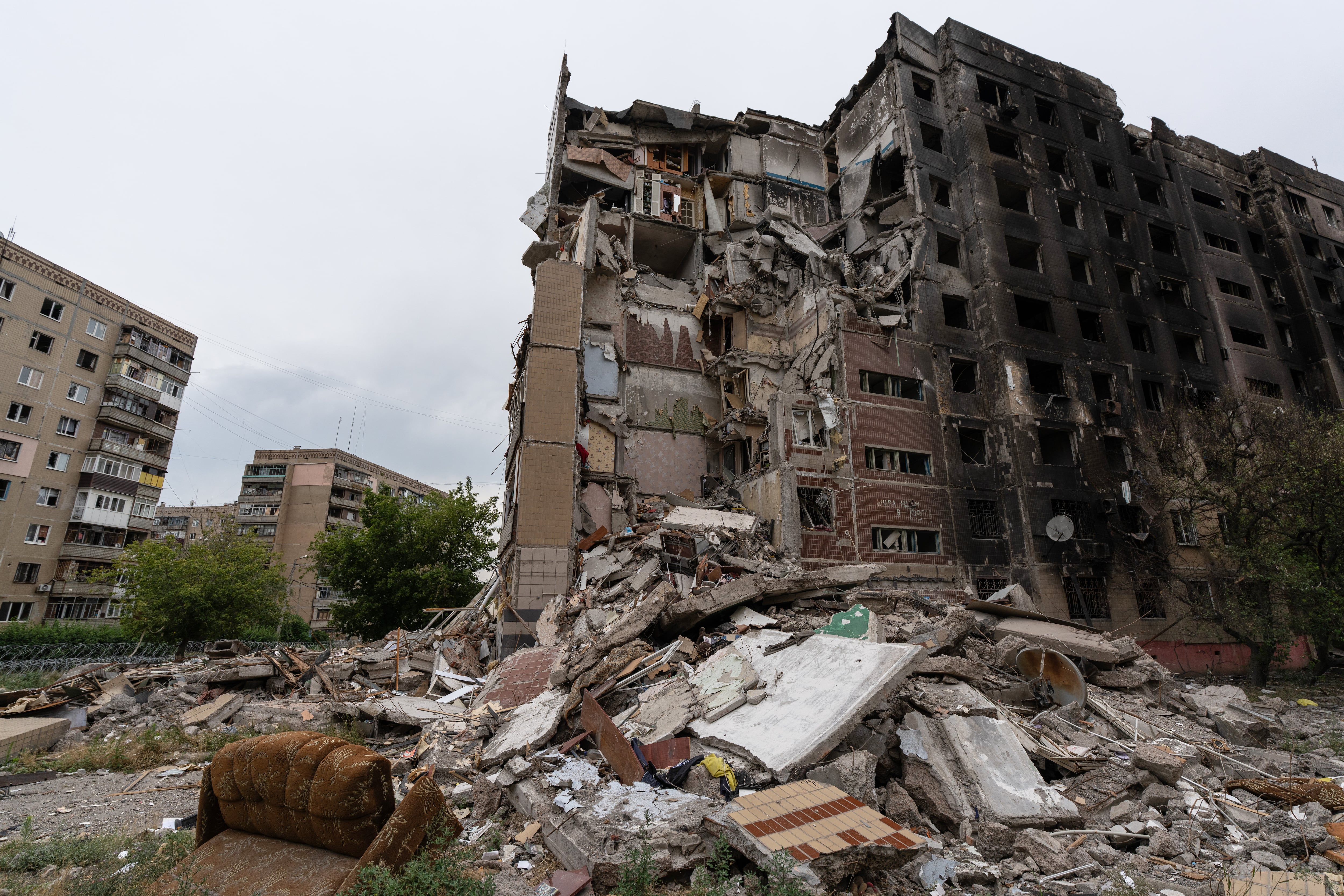 El centro de la localidad de Druzhkivka, en la región de Donetsk, muestra daños tras los recientes bombardeos rusos, en medio de los ataques cruzados que continúan golpeando el este de Ucrania (25 de julio de 2026, Iryna Rybakova/93.ª Brigada Mecanizada de Ucrania vía AP).