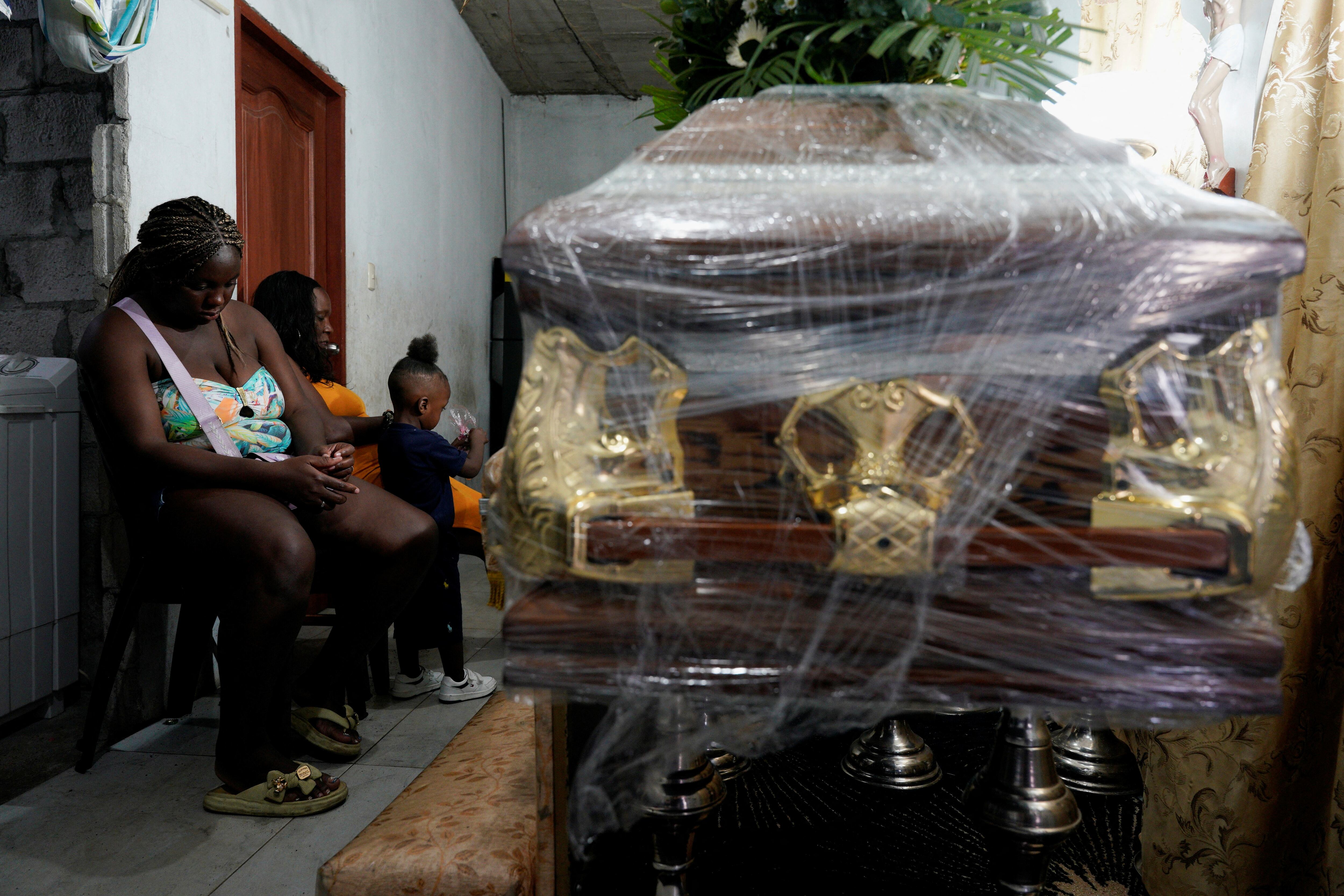 El féretro con los restos de Steven Medina, el menor de los cuatro, durante el velorio en su casa. (REUTERS/Santiago Arcos)