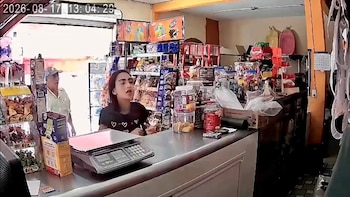Los encargados de una tienda de abarrotes de la colonia La Primavera recurrieron a redes sociales para intentar localizarla y pedirle que devuelva el dinero.