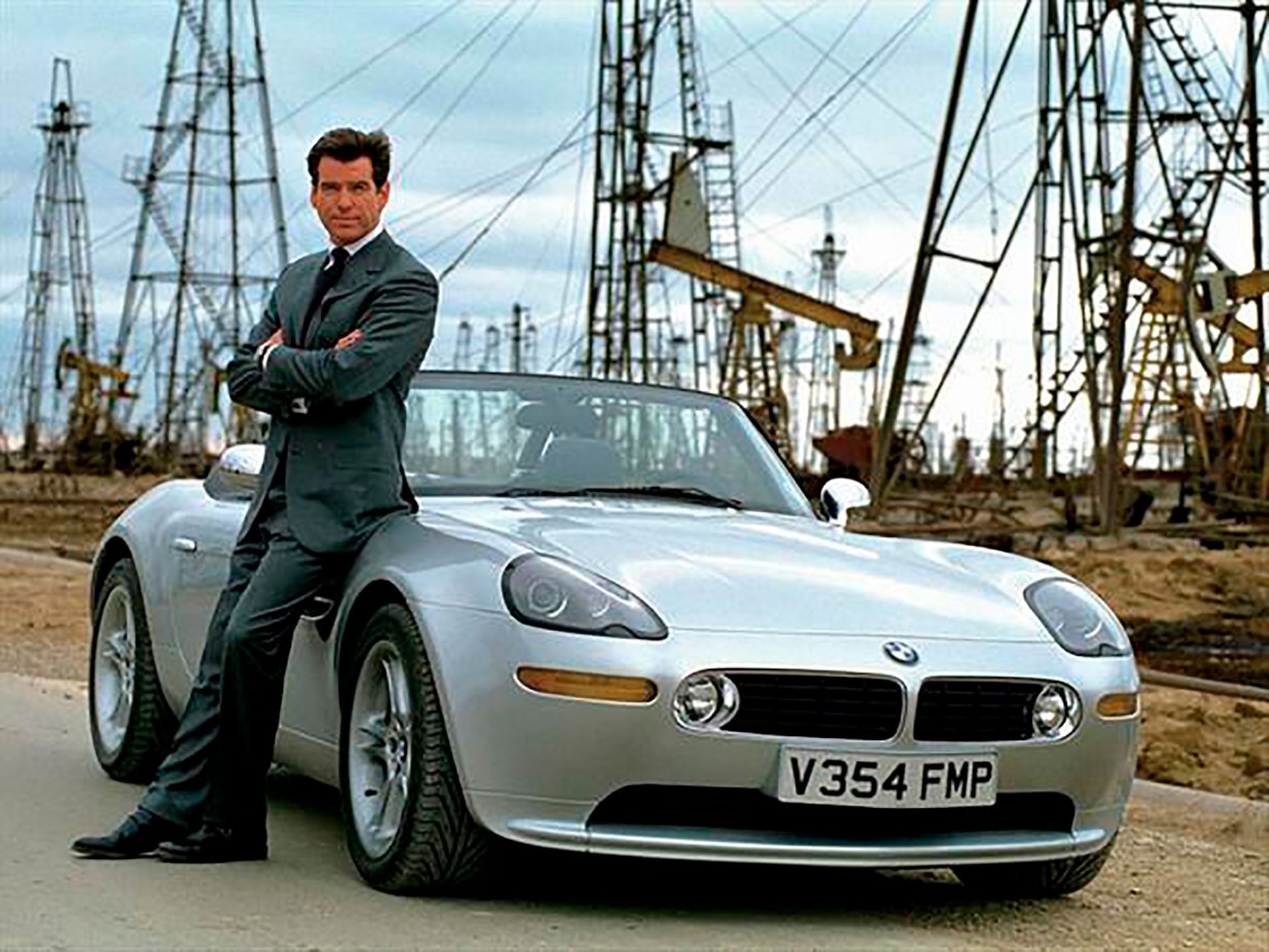 Pierce Brosnan manejó un BMW Z8 dotado de blindaje de titanio y misiles tierra-aire en la película