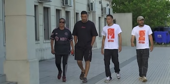 Adán, Sebastián y José: los tres hijos de nancy Godoy junto a su nuera, Alejandra, en su arribo a la Unidad Fiscal de Investigaciones Concretas (Foto/Captura TN)