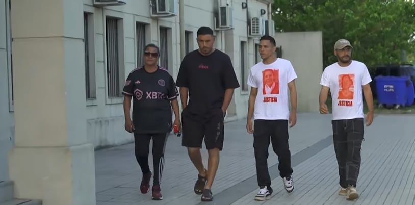 Adán, Sebastián y José: los tres hijos de nancy Godoy junto a su nuera, Alejandra, en su arribo a la Unidad Fiscal de Investigaciones Concretas (Foto/Captura TN)