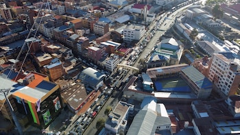Vista aérea de las filas para comprar combustible en La Paz. Imagen de archivo. REUTERS/Claudia Morales