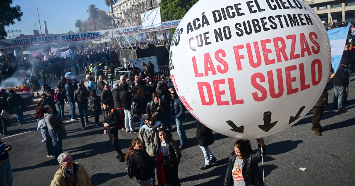 Masiva marcha en Plaza de Mayo apoya a Cristina Kirchner tras su detención