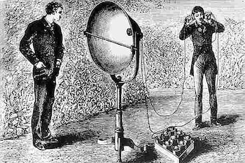 Grabado en blanco y negro de dos hombres al aire libre con equipos científicos. Uno usa auriculares conectados a un plato parabólico y una caja en el suelo