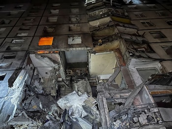 Un edificio de apartamentos alcanzado por un ataque aéreo ruso en Kharkiv, Ucrania, el 30 de octubre de 2024 (Reuters/Archivo)