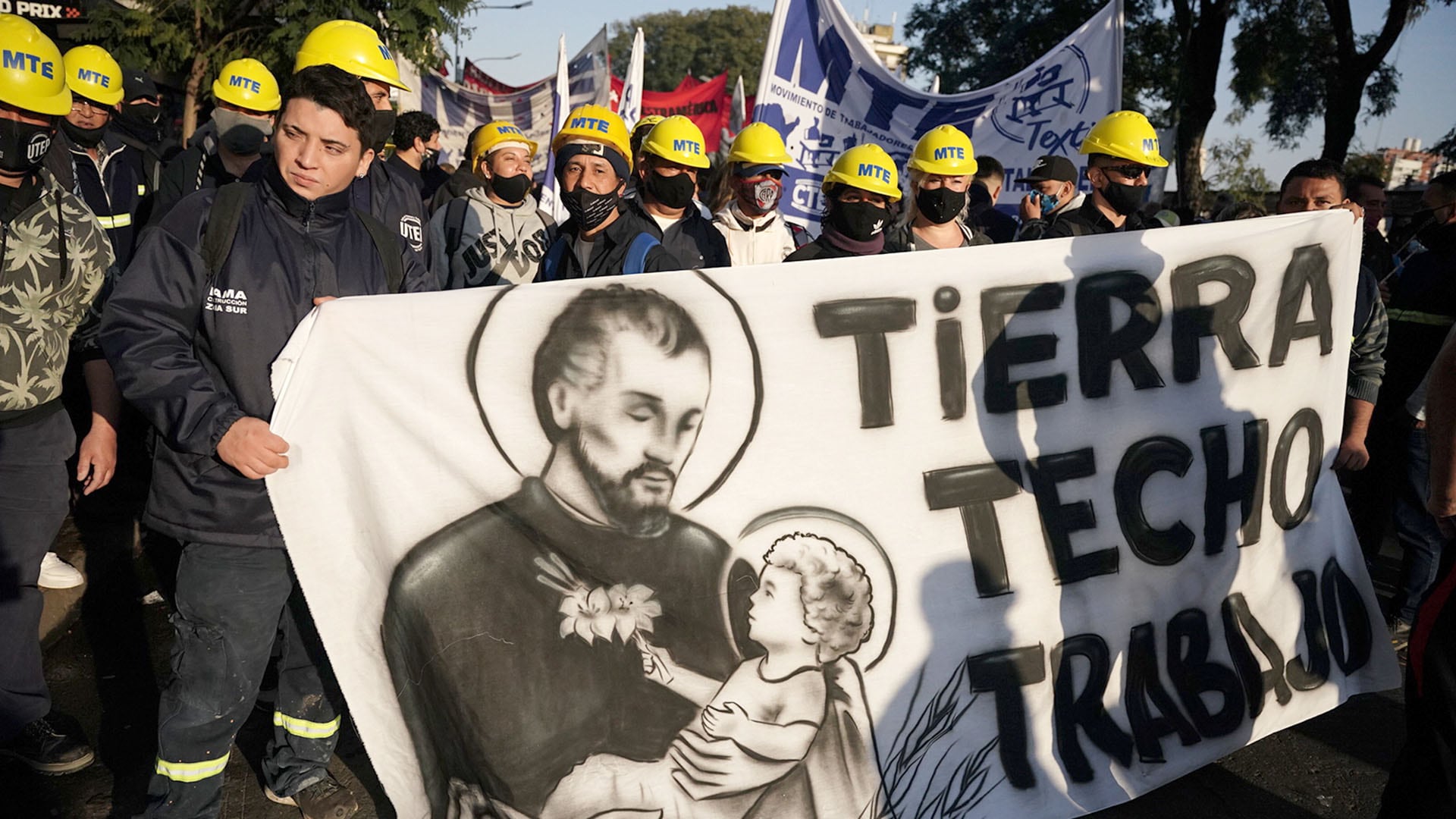 Desde hace 10 años los movimientos sociales marchas de San Cayetano a Plaza de Mayo (Franco Fafasuli)