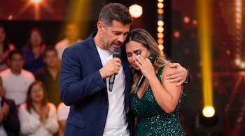 Yaco Eskenazi, con chaqueta azul, abraza a Ethel Pozo, vestida de verde con lentejuelas, quien llora mientras ambos sostienen micrófonos en un escenario de televisión.
