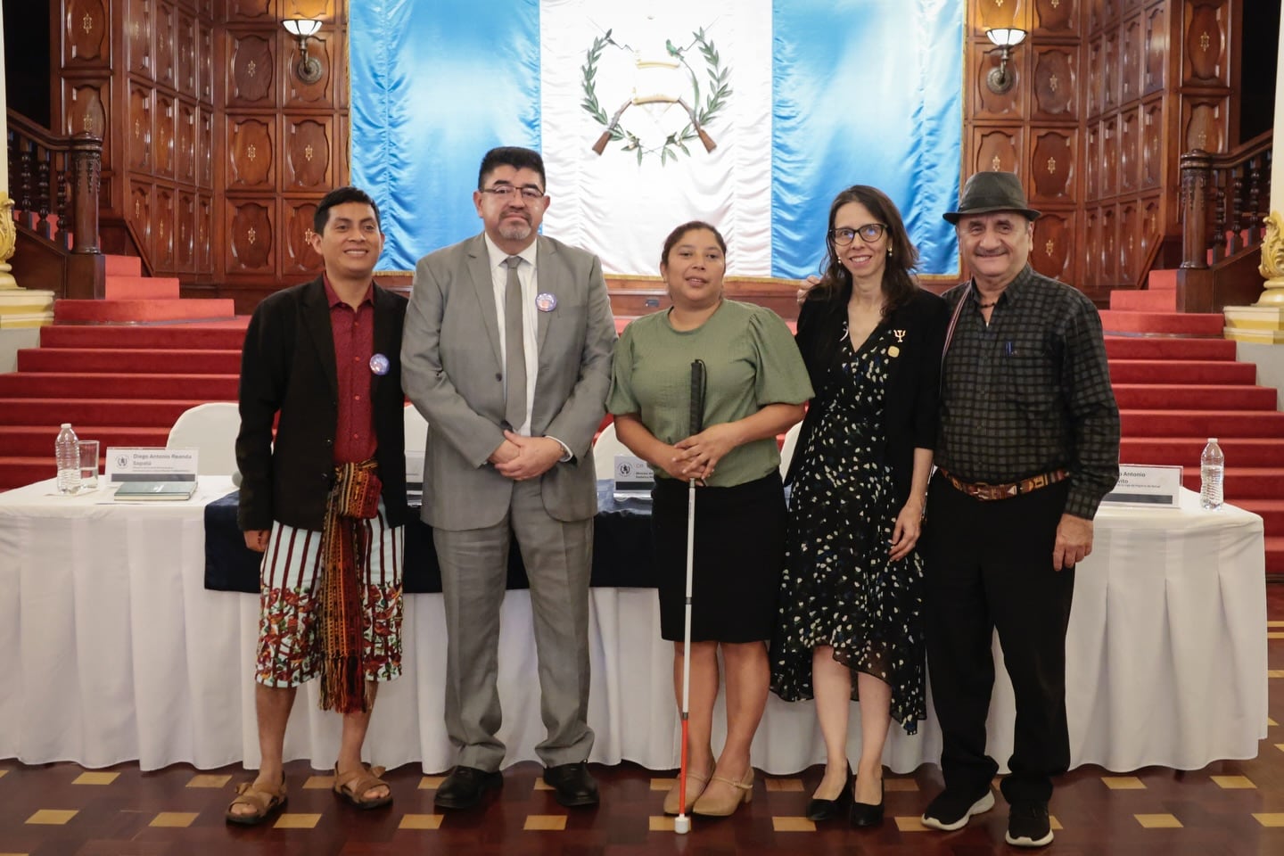 Un grupo de personas de organizaciones civiles que velan por la salud mental de los guatemaltecos, durante un evento público. (Gobierno de Guatemala)