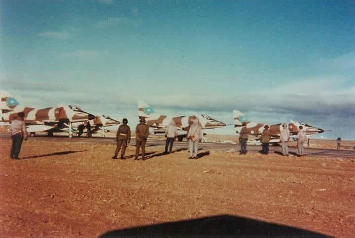 En la pista, los aviones a punto de despegar para una misión