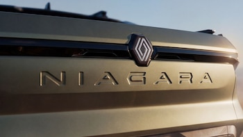 Primer plano de la parte trasera de una camioneta color oro/bronce, mostrando el logo de Renault y la palabra "NIAGARA" en relieve bajo una franja negra
