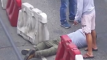 La pelea ocurrió en un puesto de emoliente ubicado en la avenida Arequipa, donde el cliente y el ayudante del negocio protagonizaron un enfrentamiento que escaló a violencia física - Créditos: Captura de pantalla de Panamericana TV.