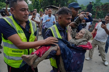 Los rescatistas trasladan a una víctima de las inundaciones repentinas a un lugar seguro a lo largo del río Trishuli, en el distrito de Nuwakot, Nepal, el miércoles 26 de agosto de 2026 (AP/Niranjan Shrestha)