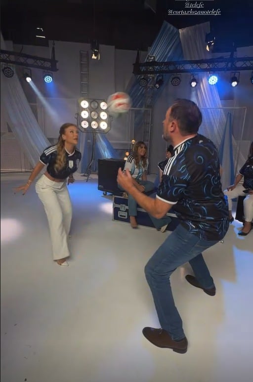 Evangelina Anderson y Augusto Telias demuestran su habilidad con la pelota celebrando la anticipación del Mundial 2026