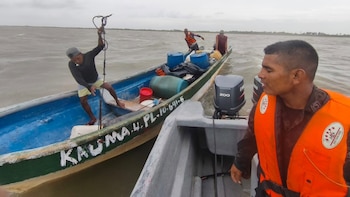 Tras la alerta por la faena artesanal, equipos de respuesta rápida ejecutan la maniobra de rastreo y hallan a los ciudadanos con vida cerca de la Barra de Caratasca, antes de su atención correspondiente
(Foto cortesía Fuerza Armada Honduras)