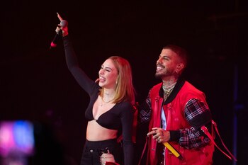 Nicki Nicole y Raw saludando