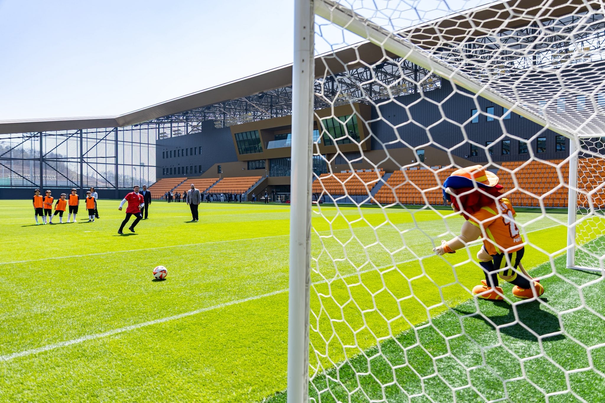 García participó en una tanda de penales con deportistas juveniles. X/@samuel_garcias