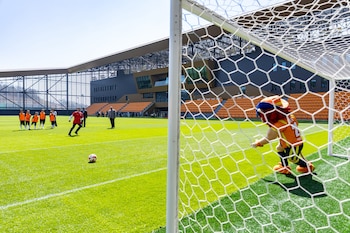 García participó en una tanda de penales con deportistas juveniles. X/@samuel_garcias