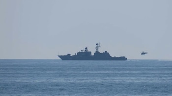 Un buque de guerra y un helicóptero vigilan las aguas de Reino Unido y el Atlántico Norte (Créditos: Marina Real de Reino Unido)