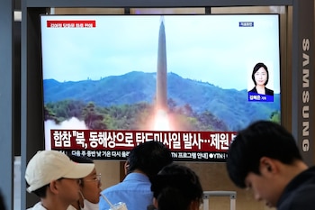Una pantalla de televisión muestra una imagen de archivo del lanzamiento de un misil norcoreano durante un programa de noticias en la Estación Ferroviaria de Seúl, Corea del Sur, el sábado 3 de octubre de 2026 (AP Foto/Ahn Young-joon)
