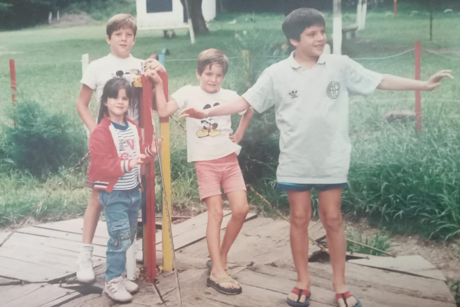 Gastón (con la remera de Mickey Mouse) junto a sus hermanos Franco (a la izquierda), Antonella y Marcos