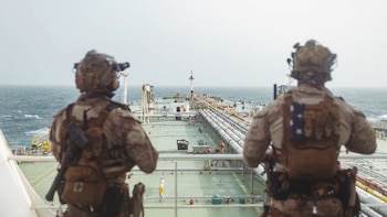 Marines de EEUU abordan un buque sancionado en el golfo de Omán para "verificar" que acata su bloqueo contra Irán