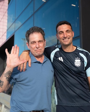 Andrés Calamaro en el entrenamiento de la selección argentina