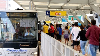 La demanda adicional de transporte en feriados lleva a los usuarios a estar atentos a posibles cambios en los horarios habituales - Créditos: Andina.