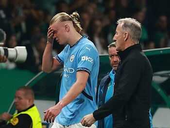 Erling Haaland se lamenta por la derrota en la que erró un penal (REUTERS/Pedro Nunes)