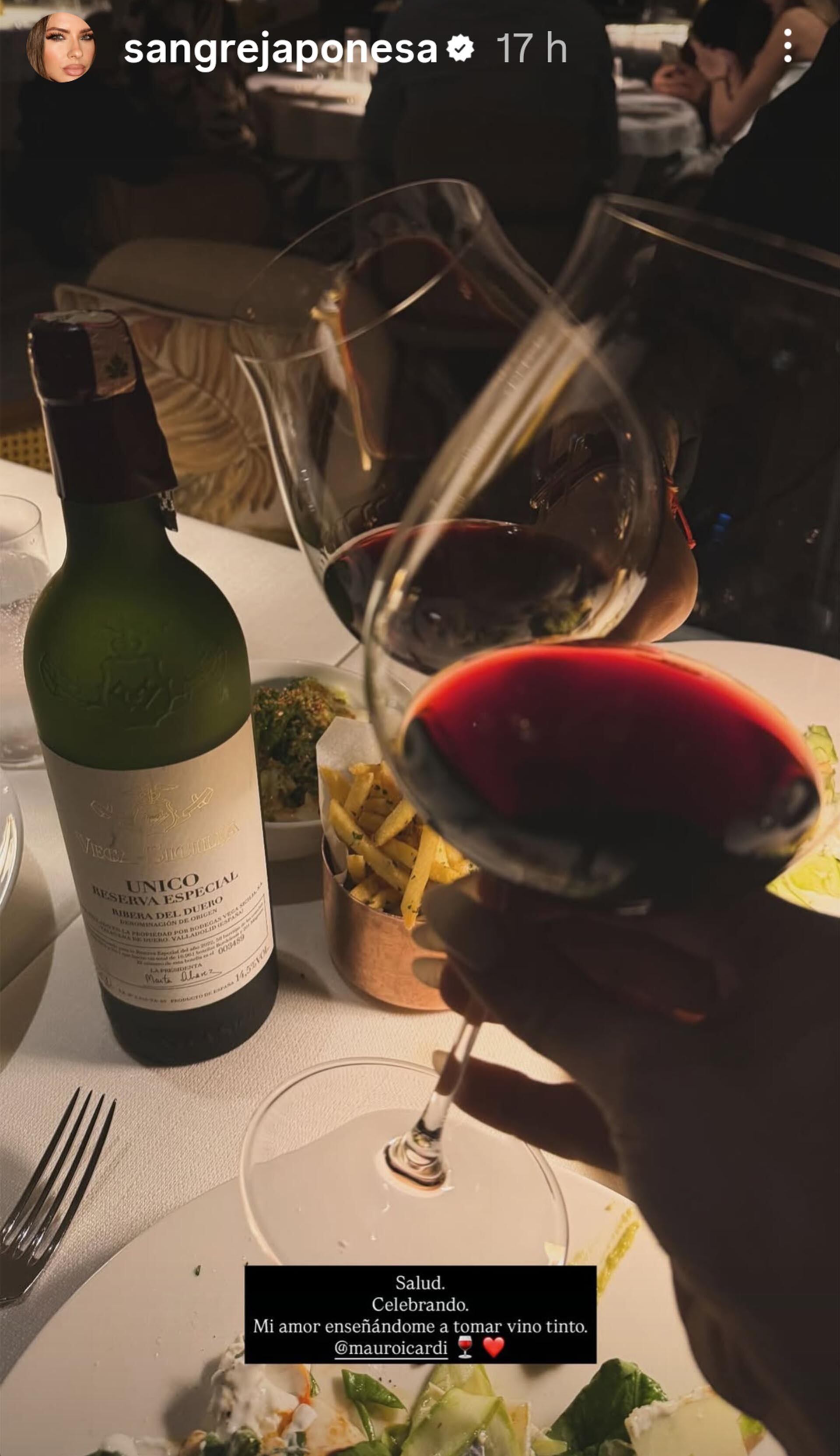 La China Suárez compartió una imagen celebrando con vino tinto y destacó el ambiente íntimo de la velada con Icardi