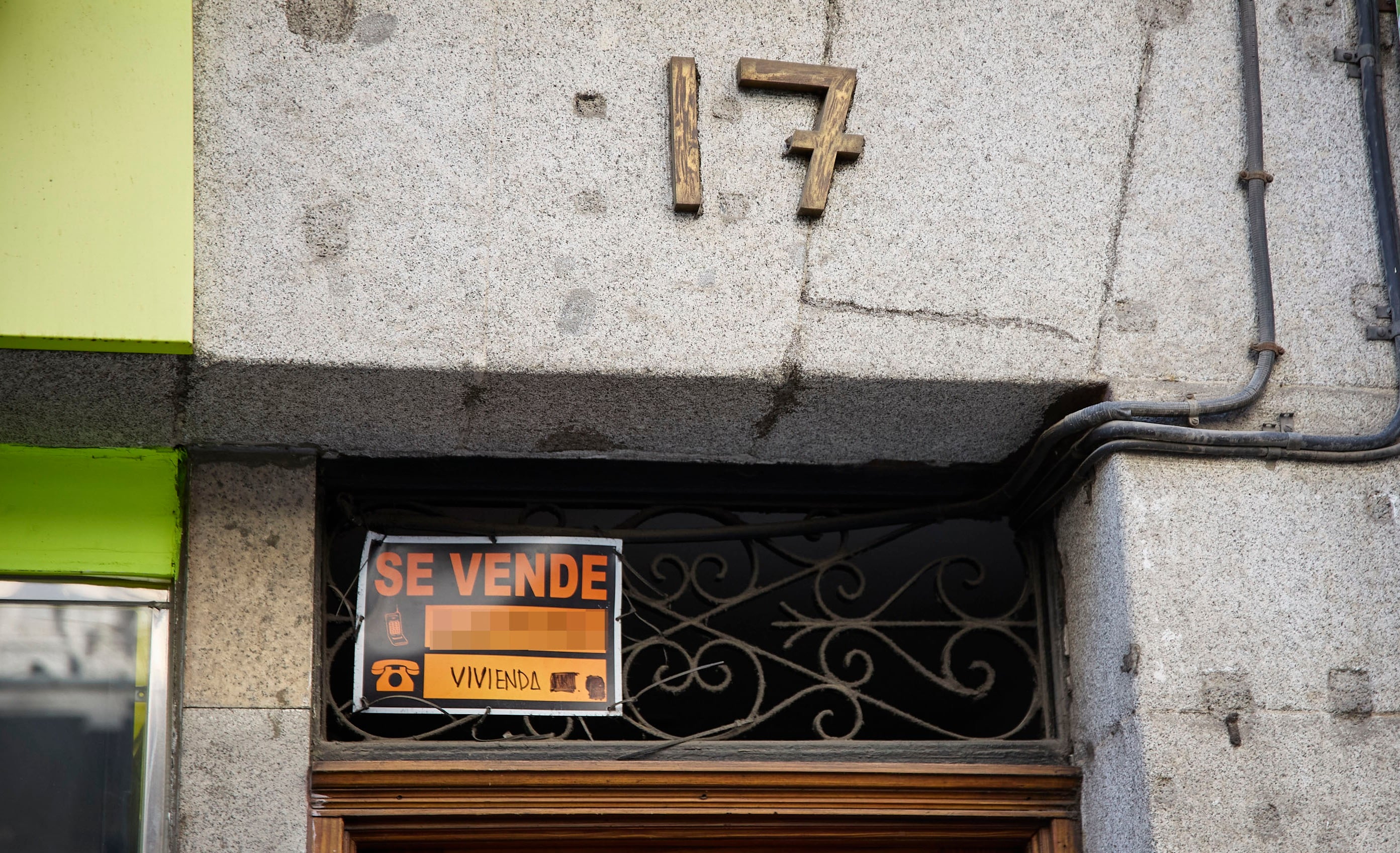 Cartel de una vivienda en venta en el barrio de Almagro en Madrid (Jesús Hellín / Europa Press)