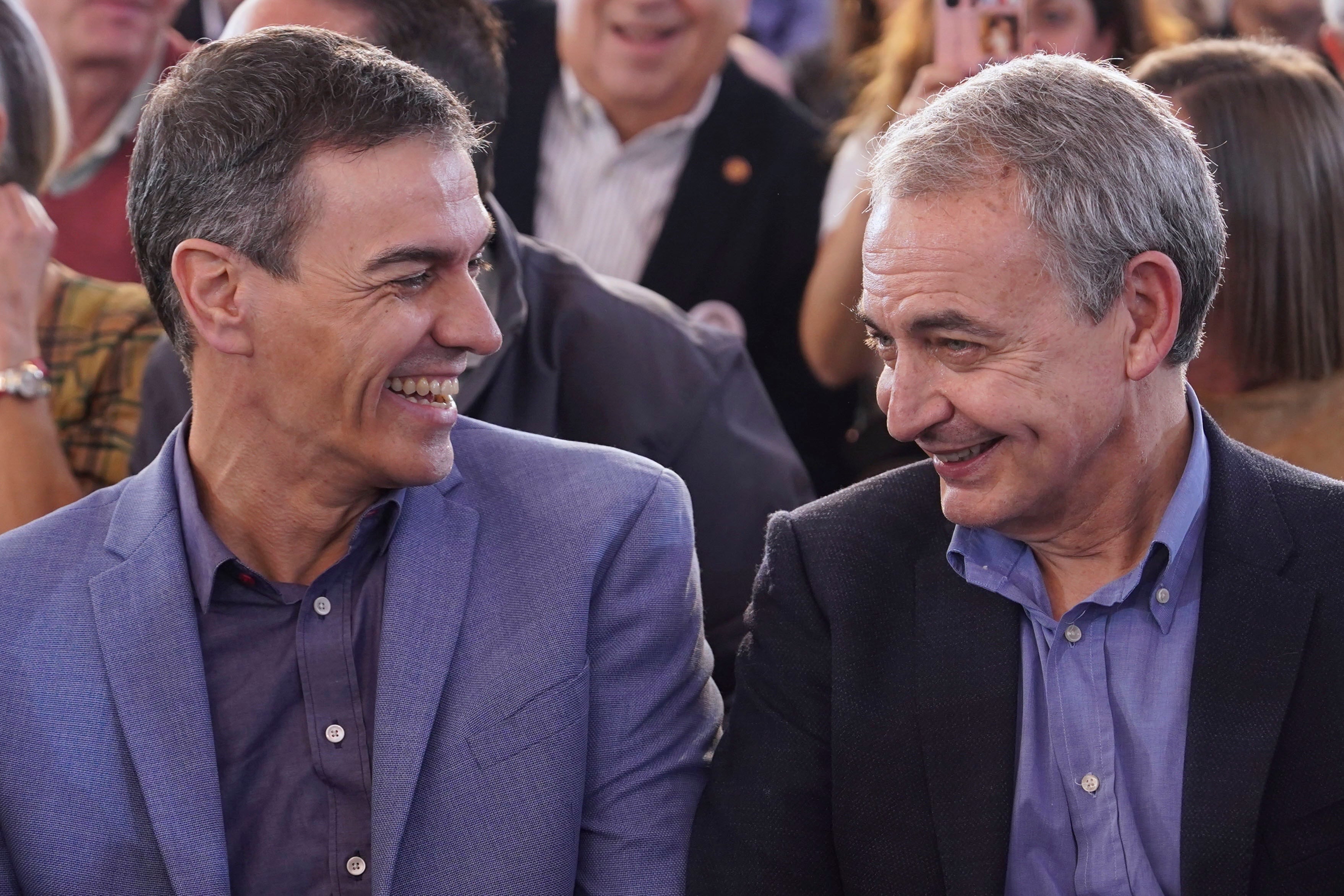 Pedro Sánchez y José Luis Rodríguez Zapatero en la campaña de las elecciones en Castilla y León. (EFE)