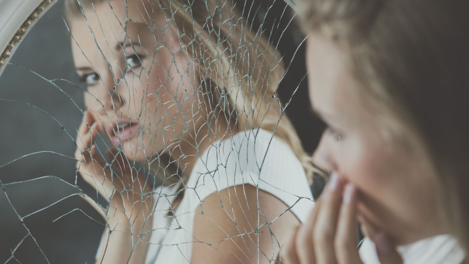 El uso de imágenes digitales editadas ya había generado tendencias como la “Snapchat dysmorphia”, ahora amplificadas por la IA. (Canva)