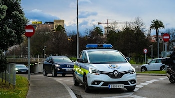 Un joven ebrio y sin carné choca con otro coche y atraviesa una terraza acristalada de hostelería en Santander