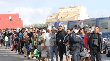“Será difícil recuperar la normalidad en Ceuta mientras miles de migrantes sigan en la calle”: las ONG piden a las autonomías que ayuden a descolapsar la ciudad