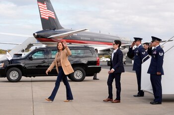 President Kamala Harris llega aeropuerto internacional de Charlotte, (Carolina del Norte), y atrás suyo se observa el avión que usa Donald Trump para la campaña electoral