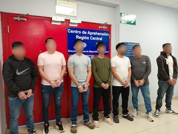 Diez de los colombianos deportados registraban antecedentes por delitos como homicidio, tráfico de drogas y presunta afiliación terrorista. (Cortesía: Dirección General de Migración y Extranjería Costa Rica)
