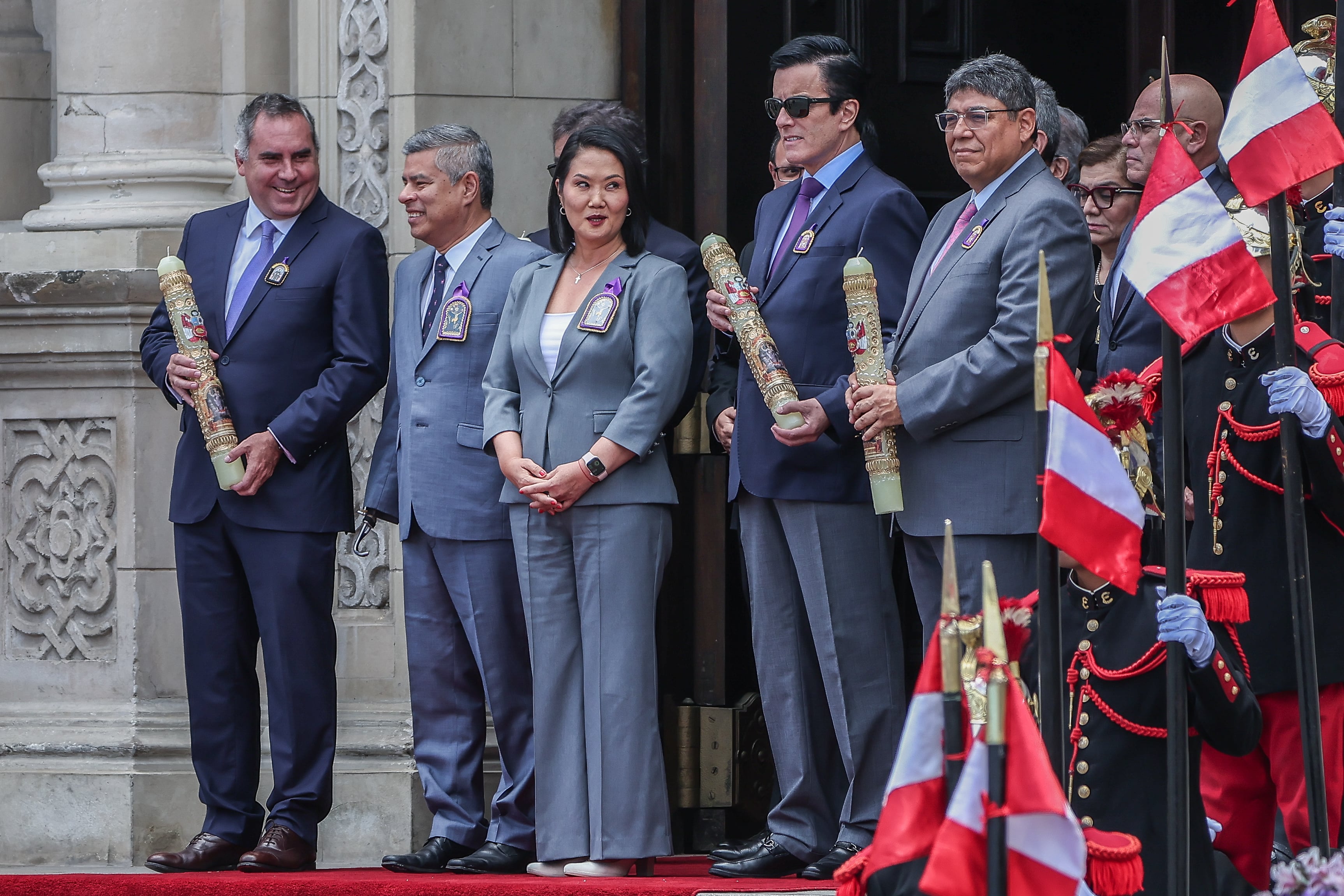 La presidenta de Perú, Keiko Fujimori (3-i), participa en la procesión del Señor de los Milagros este domingo, en el Palacio de Gobierno, en Lima (Perú). EFE/ Aldair Mejia