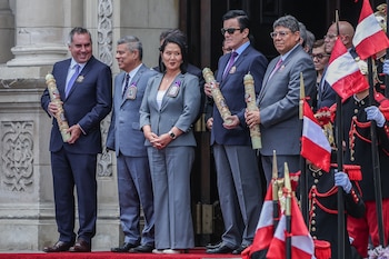 La presidenta de Perú, Keiko Fujimori (3-i), participa en la procesión del Señor de los Milagros este domingo, en el Palacio de Gobierno, en Lima (Perú). EFE/ Aldair Mejia