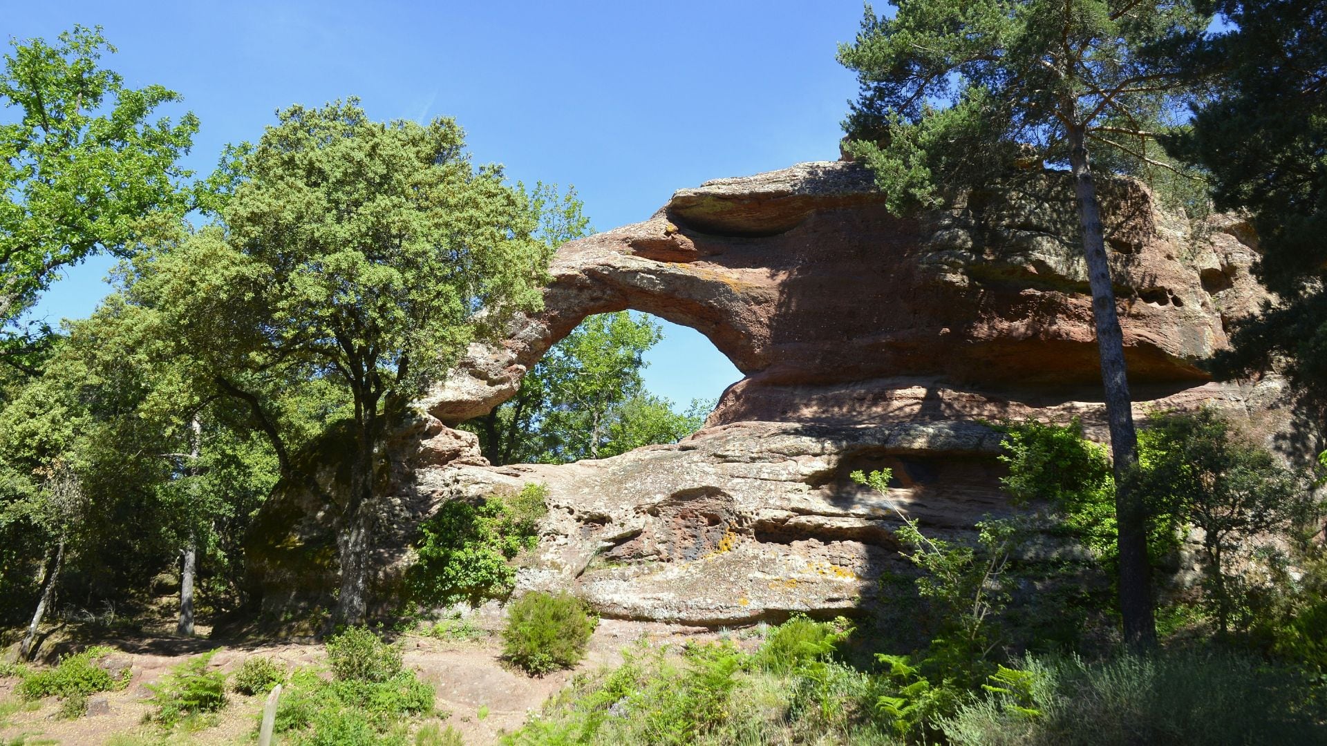 La Roca Foradada ('agujereada' en catalán) es uno de los atractivos naturales del senderismo de Prades. (Wikimedia Commons)