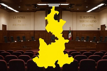 Silueta amarilla del mapa de Puebla sobre el Pleno de la SCJN con asientos vacíos, un estrado de madera y la bandera de México al fondo.