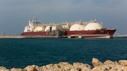 El Gobierno compró a Petrobras un buque de GNL para afrontar el faltante de gas