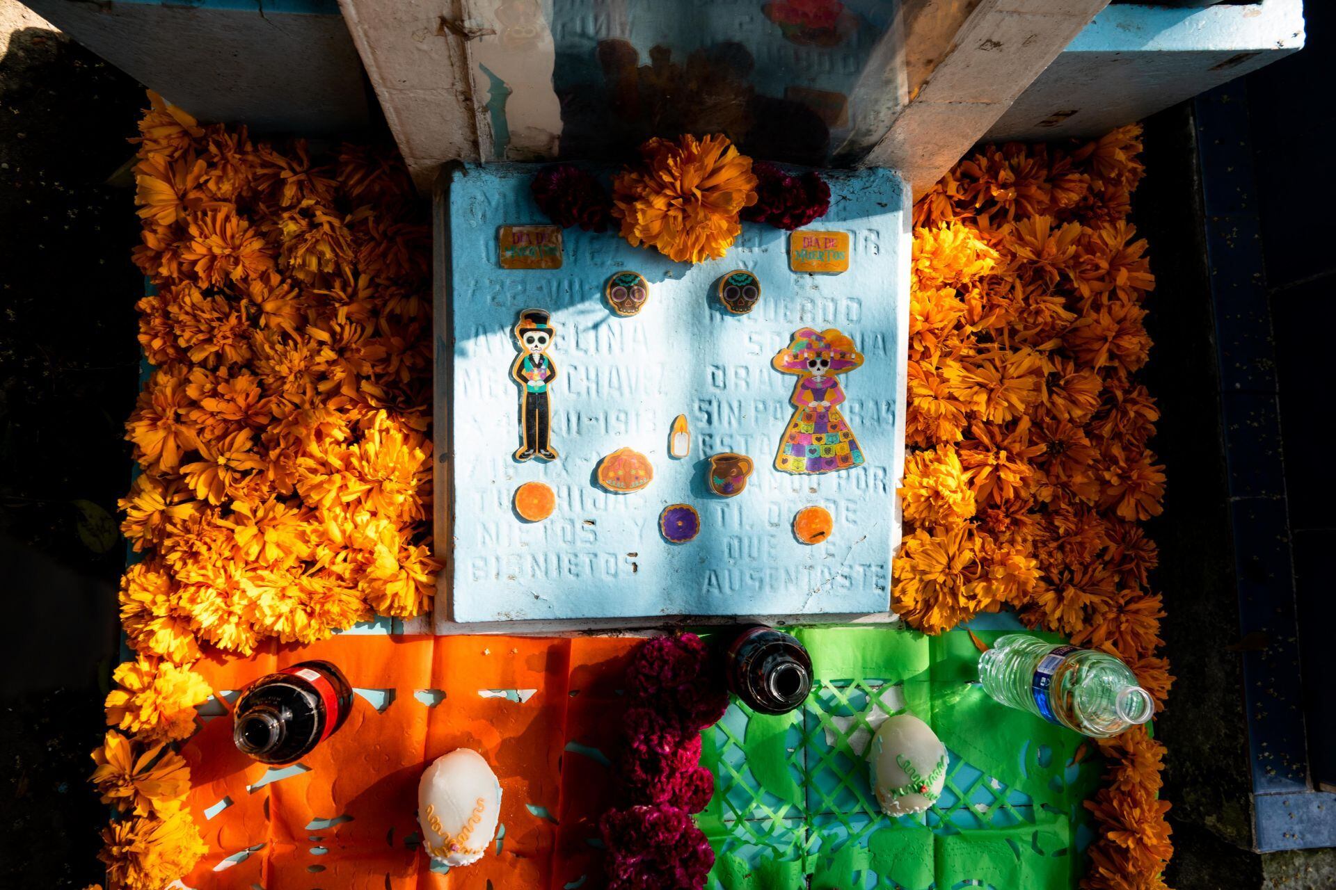 La conmemoración del 2 de noviembre destaca la diferencia entre el luto introspectivo argentino y las celebraciones coloridas del Día de los Muertos en México (GALO CAÑAS/CUARTOSCURO.COM)