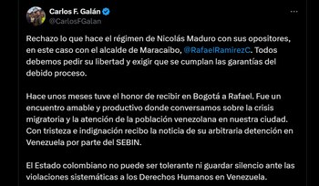 A través de X, Carlos