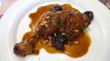 Pollo a la catalana, una receta con uvas pasas y piñones (Flickr)