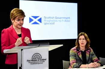 La primera ministra de Escocia, Nicola Sturgeon, y la jefa de Salud, Catherine Calderwood, brindaban a diario un informe sobre el avance del coronavirus en el país (Jeff J Mitchell/Pool via REUTERS)